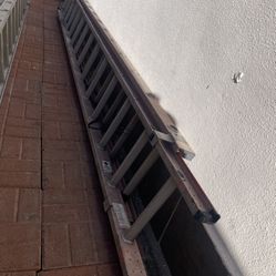 Excellent Condition 28 Feet And More Size Is Available Fiberglass Extension Ladders