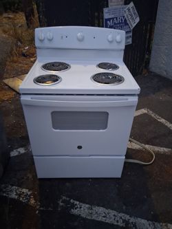 Like new GE Stove works great
