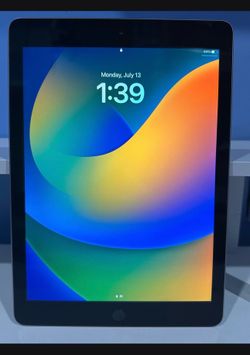 Apple iPad 5th Gen - 32GB - Space Gray (Excellent Condition)