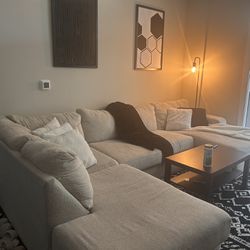 Crème/tan U Shaped Sectional Couch 
