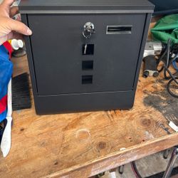 Wall Mount Mail Box 