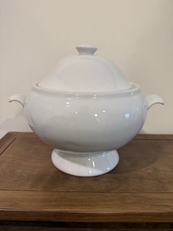 Pottery Barn Great White Porcelain Soup Tureen with Lid- NO LADLE