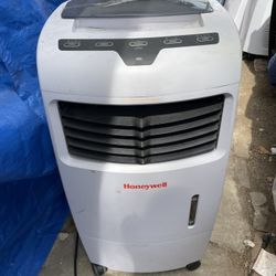 Honeywell Water Cooler 500 CFM 4-Speed Portable Evaporative