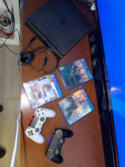 PlayStation 4 slim 1TB 2 controller
