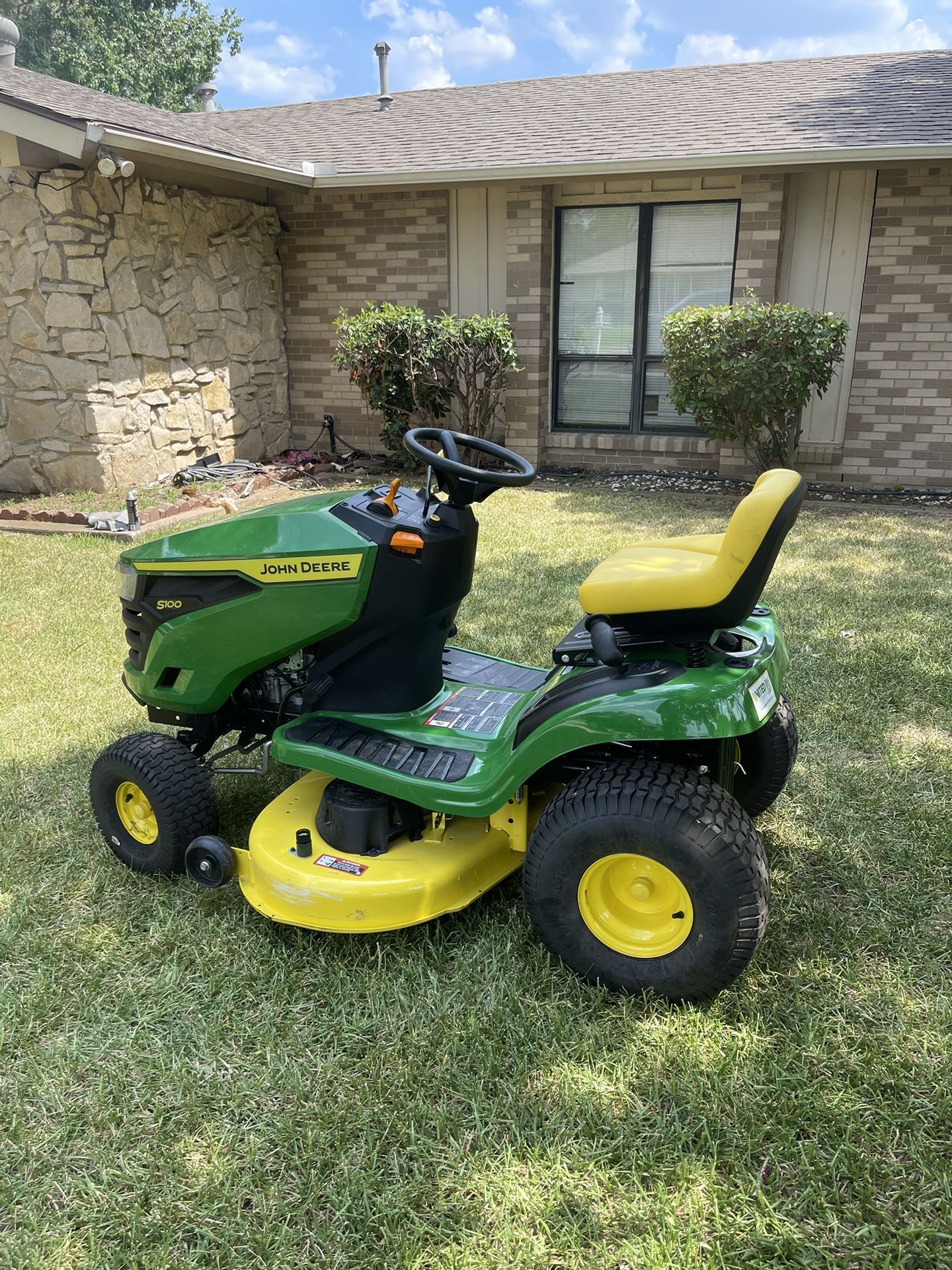 S100 42 in. 17.5 HP Gas Hydrostatic Riding Lawn Tractor 🚜 