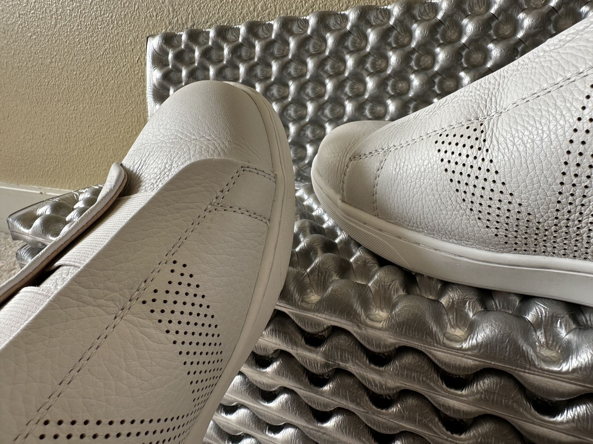 VIONIC men's leather sneakers