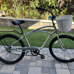 Very good looking Electra Cruiser bike with all Electra accessories ready to ride.
