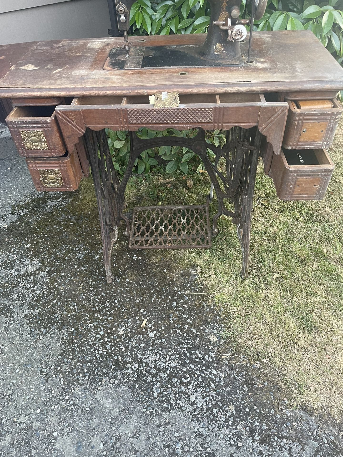 Antique Treadle Singer Sewing Machine/Table