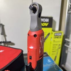 Milwaukee M12 FUEL 12V Lithium-Ion Brushless Cordless High Speed 3/8 in. Ratchet Kit w/(2) Batteries, Charger And Tool Bag