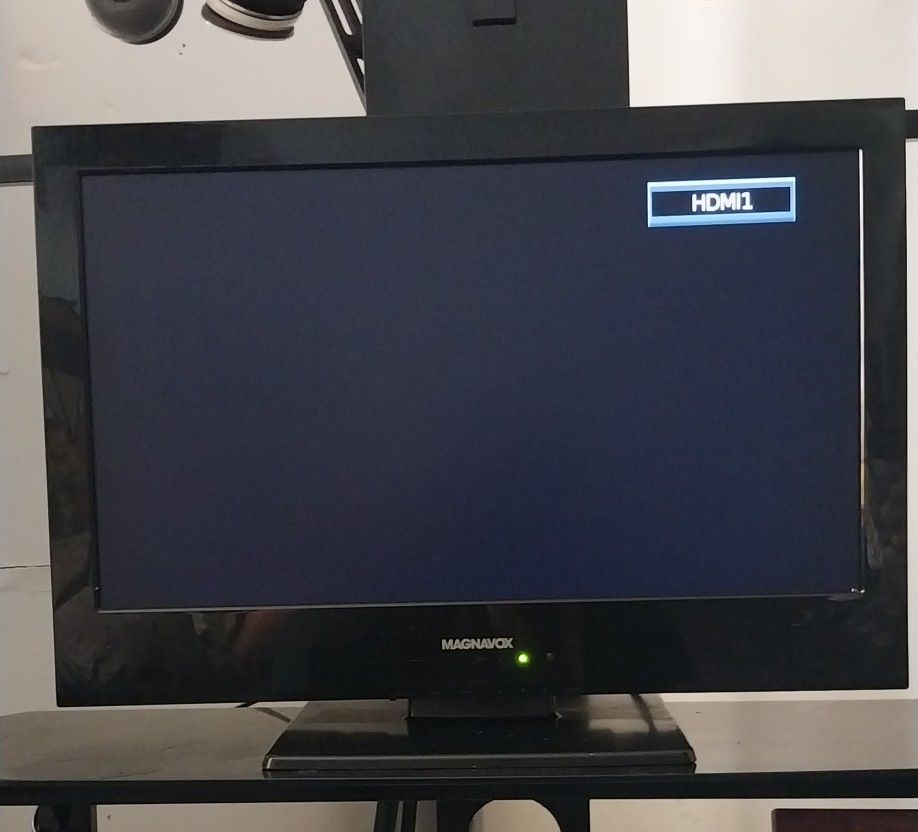 SMALL 22 -INCH MAGNAVOX FLAT TV SCREEN WITH DVD PLAYER
