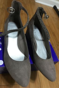 Ladies or women’s stylish heel shoe - new and unused - size 5.5