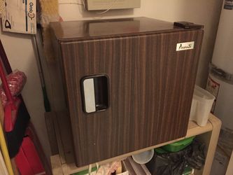 AVANTI MINI FRIDGE