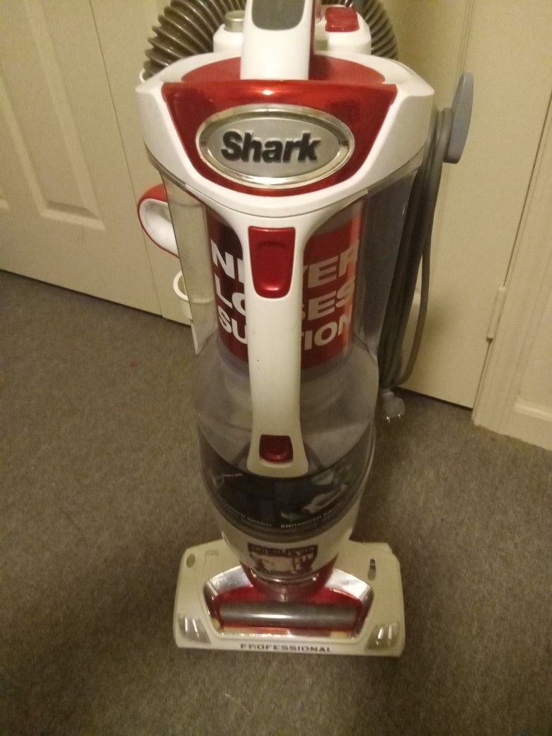 Shark PROFESSIONAL NEVER LOSES SUCTION for Sale in Fort Pierce, FL