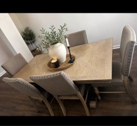 Dinning Room Table $400 OBO. Pick up only.