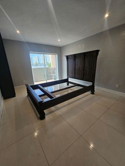 Queen Size - St. James Panel Bed - Wood
