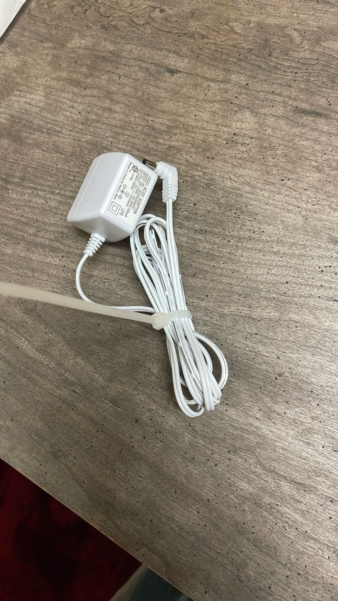 TD AC/DC ADAPTOR MODEL NO.: SCE0601000PU INPUT: 100-240V~50-60Hz 300mA OUTPUT: 6V = 1000mA LPS