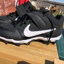 NIKE SPORTS SHOES 9.5