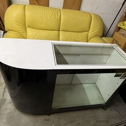 Display Case.  Curio Cabinet For Retail Sales