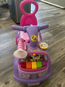 Girl Push car