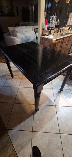 Dining room table, with extend leaf