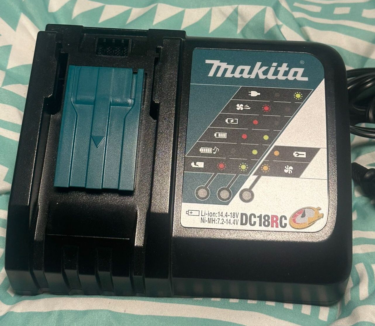 MAkita Fast Charger