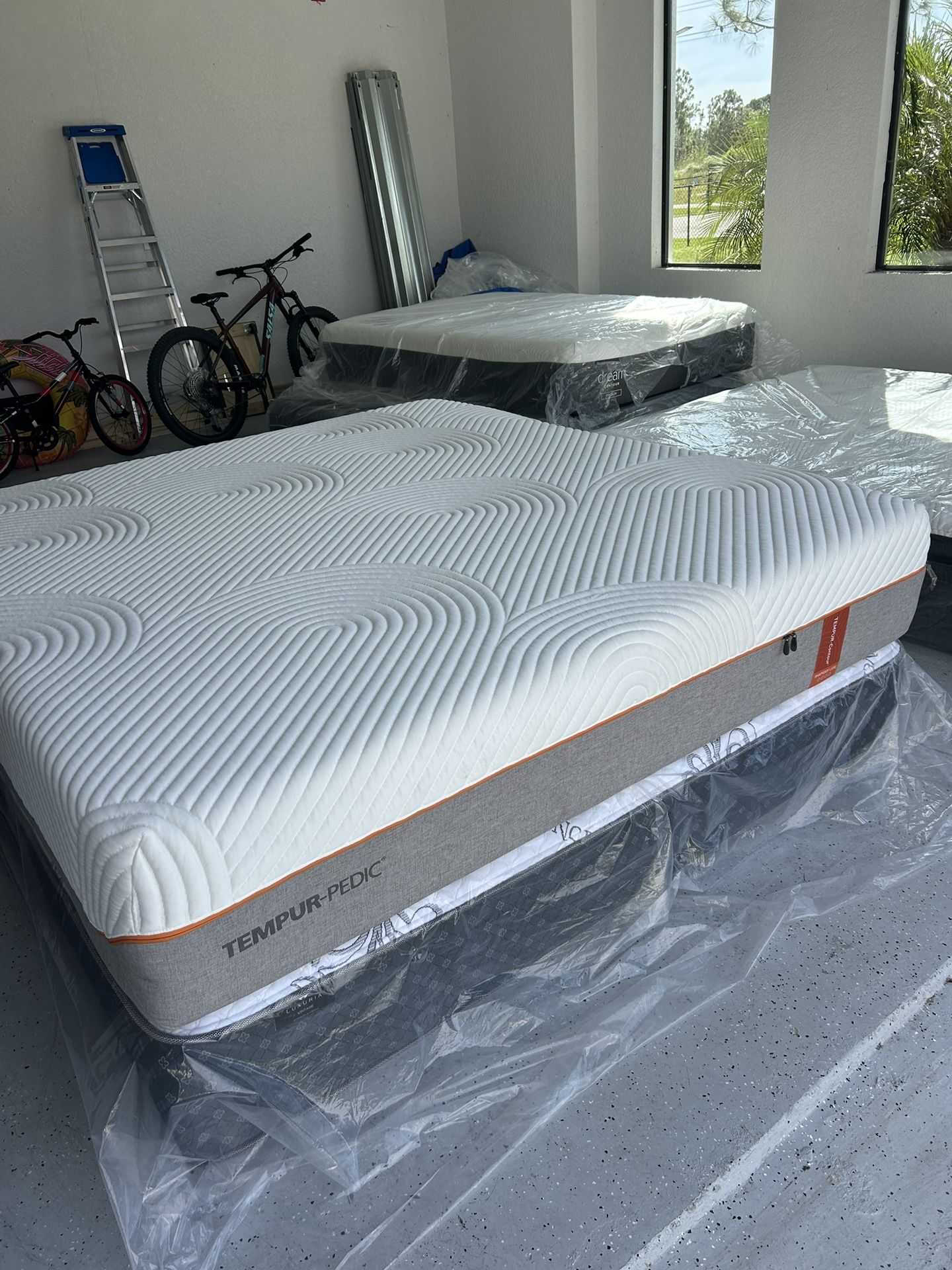 King Tempurpedic 13.5 inch like new mattress Luxury firm (firm but not ridiculous) I can deliver Ir come see first Retail $3,989 Your Price $975