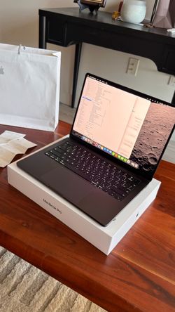 Apple 14” MacBook Pro M5 Pro 48GB/2TB, 19 Cycles, Nano Texture display, Receipt + Original Box and Items, MINT Condition
