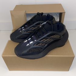 Yeezy 700 V3 "Clay Brown" - Size 6.5 *NEW*