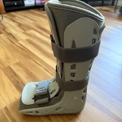Aircast Walking Boot - Medium