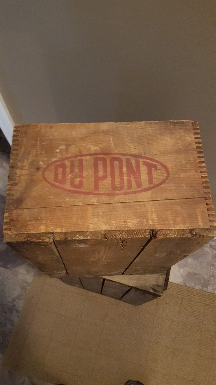 DUPONT HIGH EXPLOSIVE DYNAMITE CRATE