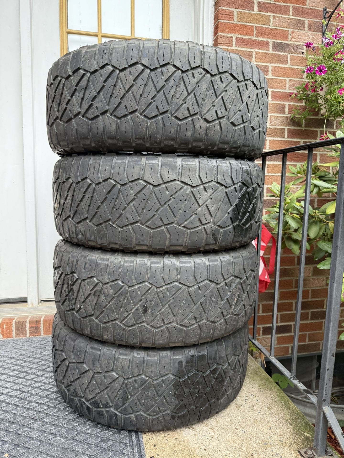 275/55R20 Nitto Ridge Grappler SET