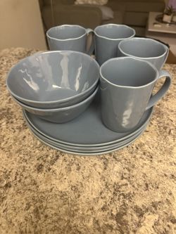 Dinner Plates, Bowls, And Mug Set 