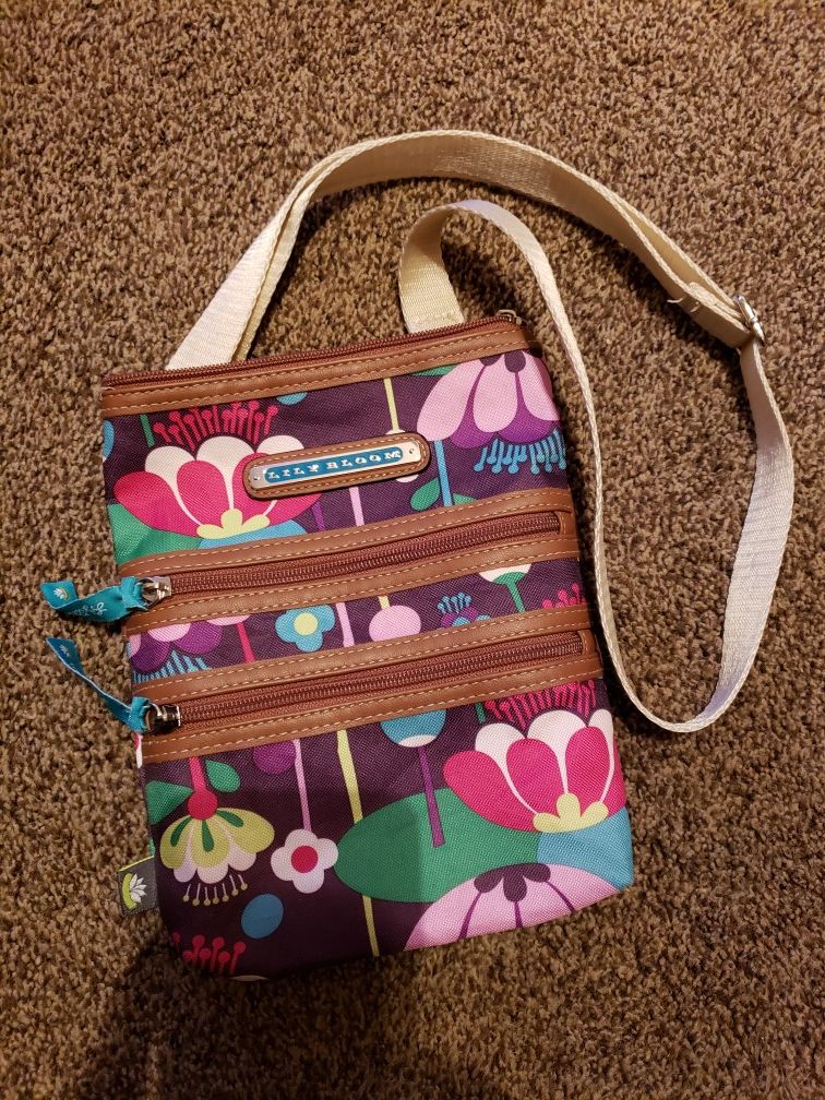 Lilly bloom cross body w adjustable strap, no wear, clean, no stains 9.5x7.5