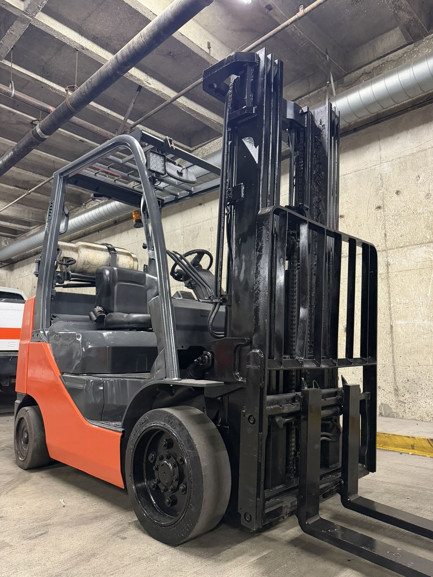 TOYOTA M8, latest model 5500 lb cap, 3 stage, side shift