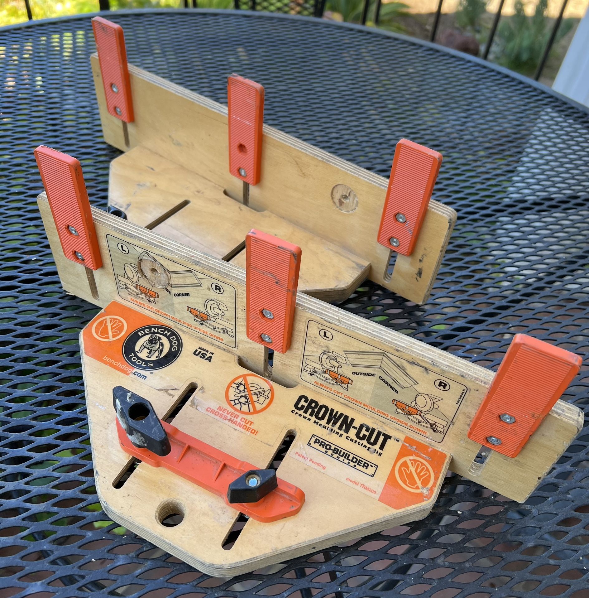 Crown Moulding. Jig ( BENCH DOG)