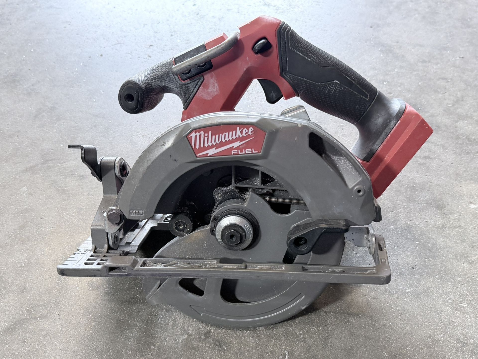Milwaukee Skill Saw 6-1/2  M18 FUEL Battery 