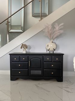 Dresser / buffet table