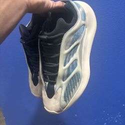 Yeezy 700 v3 Kyanite Size 10.5