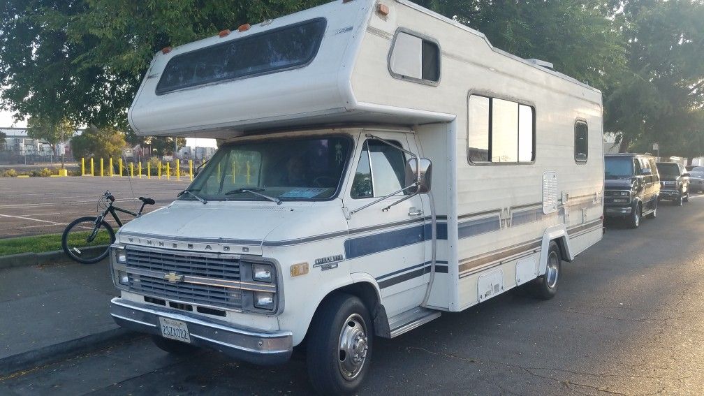 1984 24' RV! Winnebago "Minnie Winnie"! Only 96,000 miles! 350 HP Chevy V8 Engine! New $1,800 Refrigerator! ONLY $4,300 OBO!