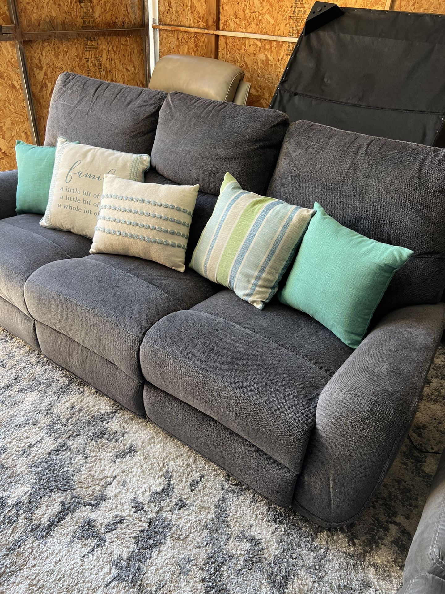 LIVING SPACES ELECTRIC RECLINING SOFA DARK GRAY (L85"D33"H19")