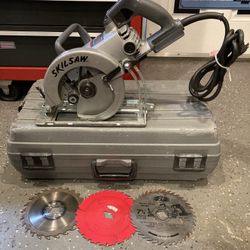 Saw Skilsaw Like New With Case/3 Blades