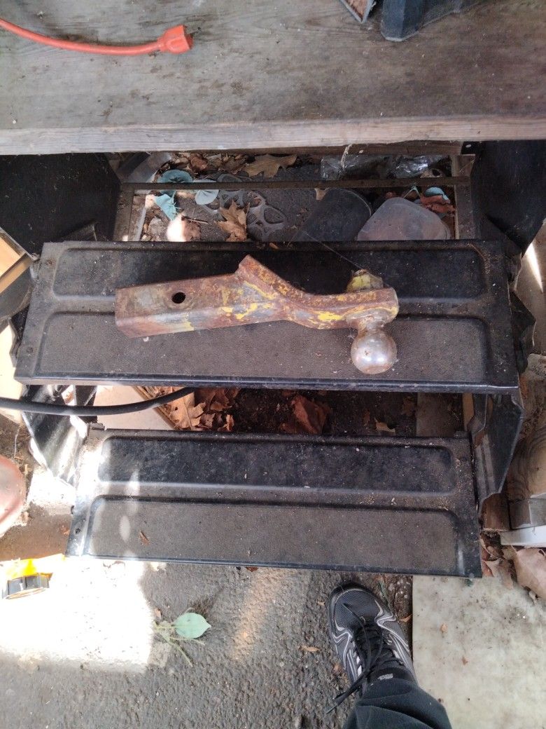 Trailer Hitch Receiver With 2-in Ball    &   1/78 Ball
