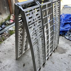 tri-fold aluminum loading rampj