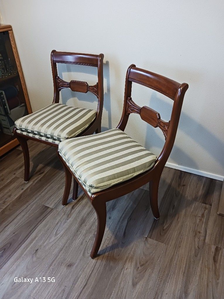 4 Dining Chairs. 