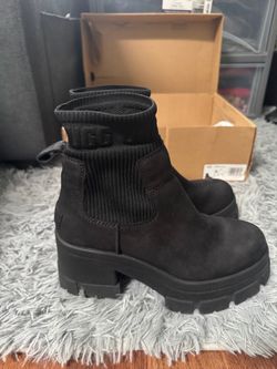 Women Uggs Size 8