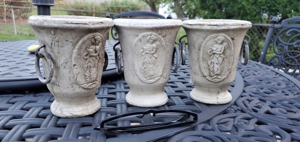 Mini clay flower pots, set of 3.