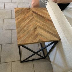 Modern Wood Side Table / End Table – Excellent Condition