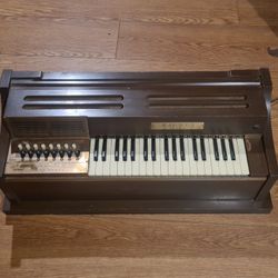 Vintage Magnus Chord Organ. Works Fine