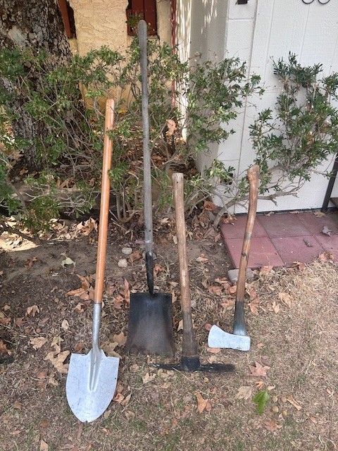 Tools: 2 Shovels “1Round, 1Square” +1 Axe+1 Pick