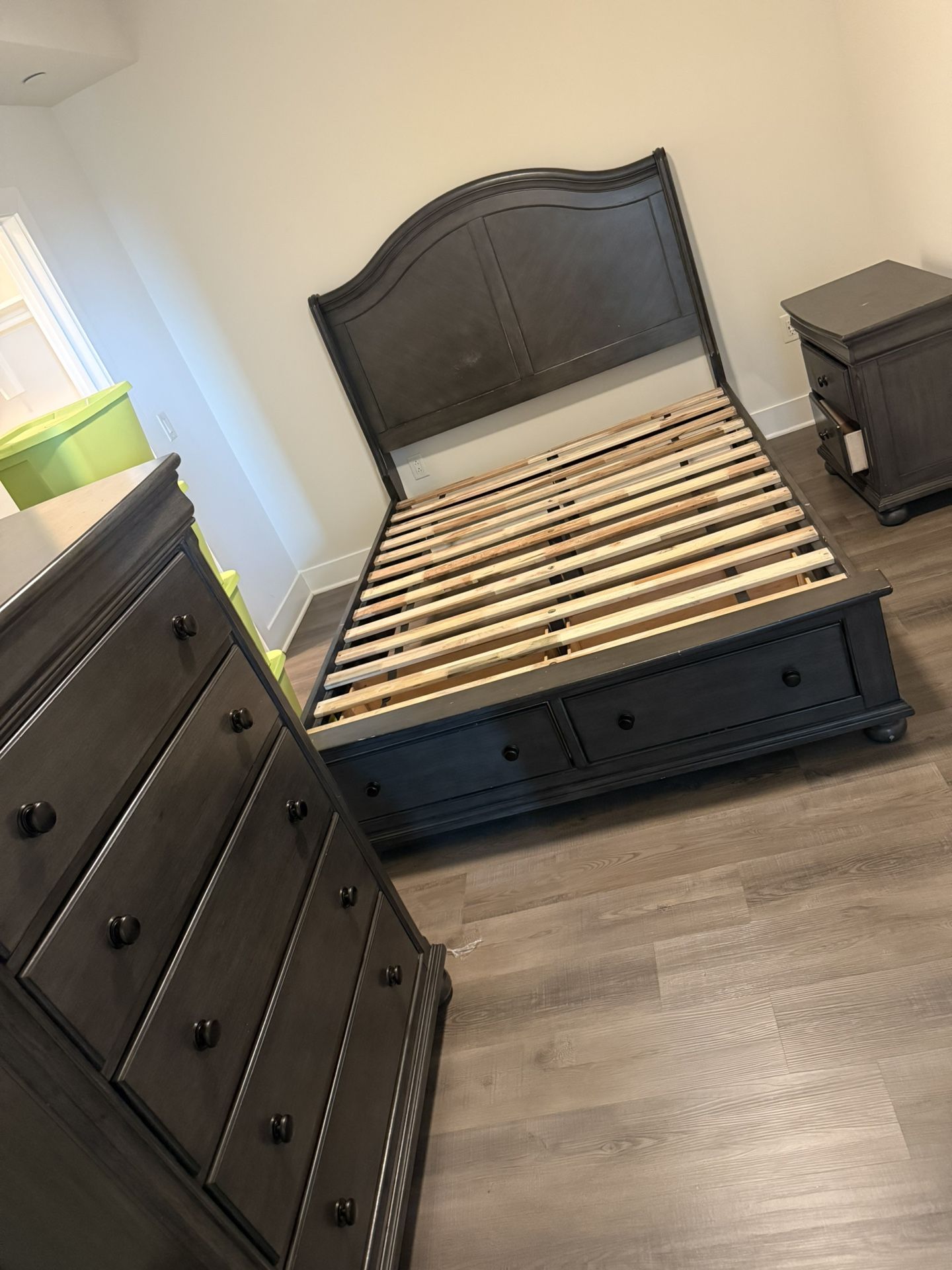 Queen Size Bed And Dresser Set